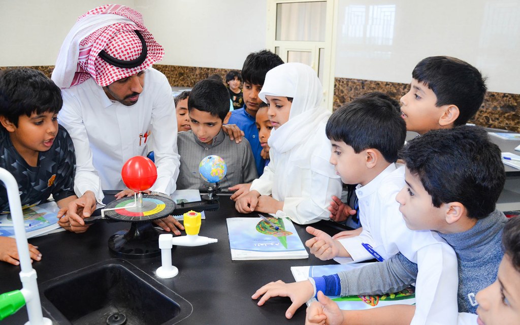 طلبة سعوديين في مختبر العلوم