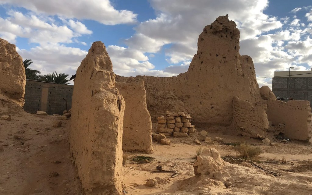 موقع قرية العينية