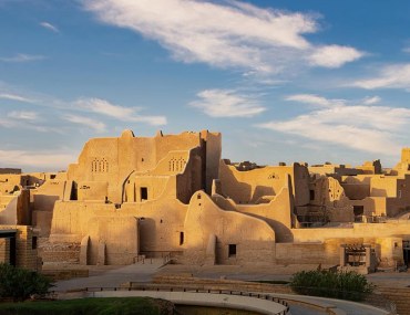 معرض ينبغي للفن أن يكون اصطناعيا