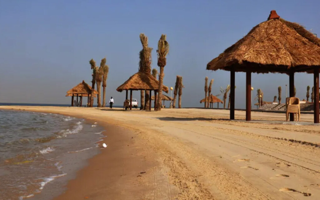 شاطئ العزيزية في الخبر