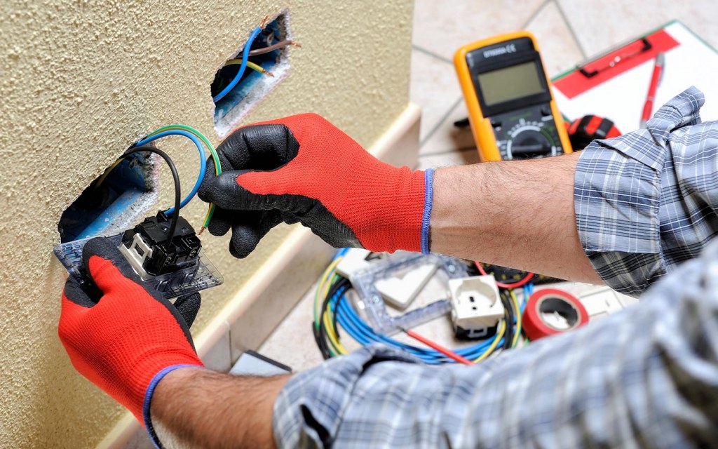 فحص التمديدات الكهربائية