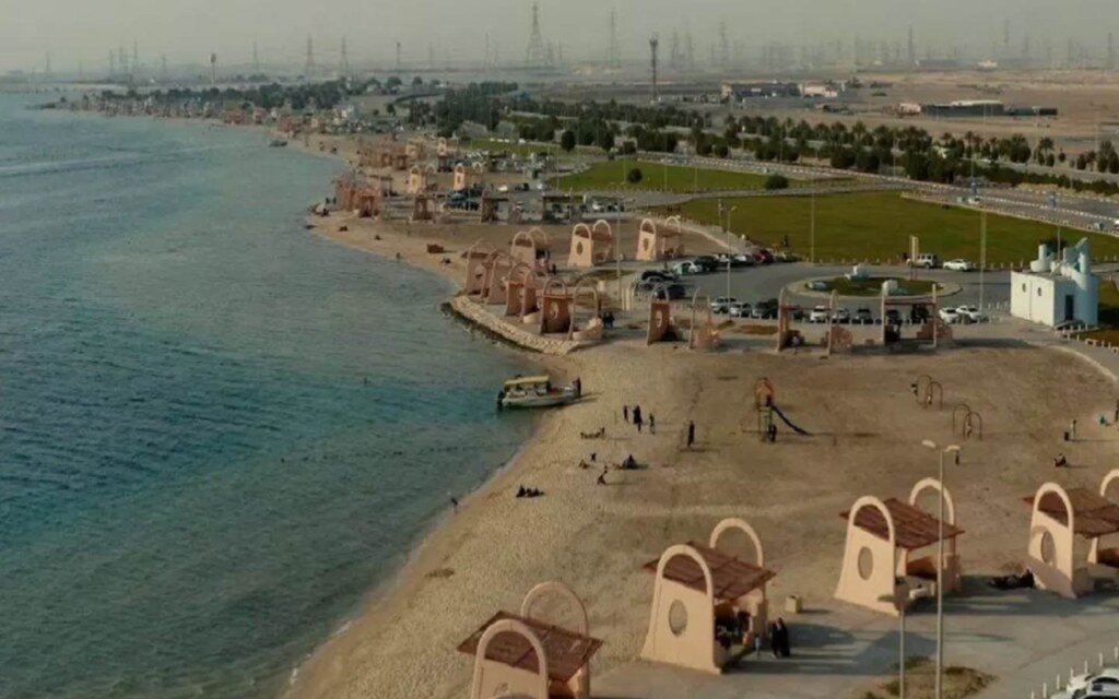التخييم على الشاطئ في السعودية