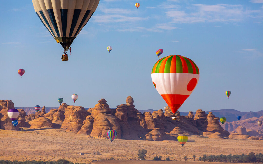 ركوب المناطيد في موسم العلا