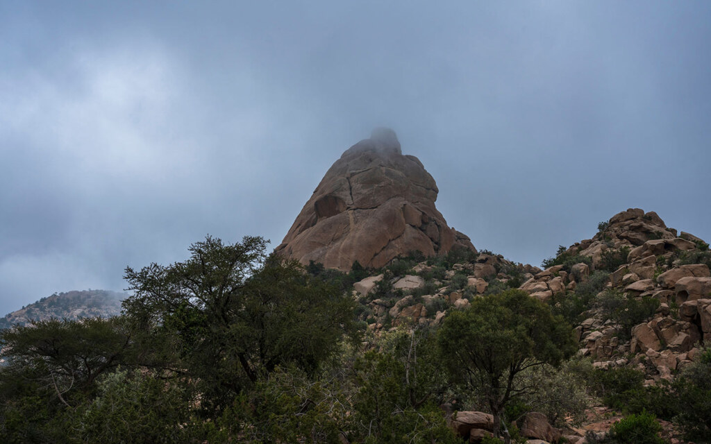 أين يقع جبل الشفا؟