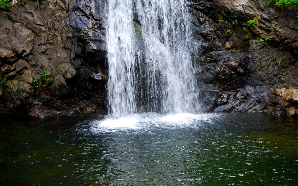 مميزات شلالات غدران الأقلت