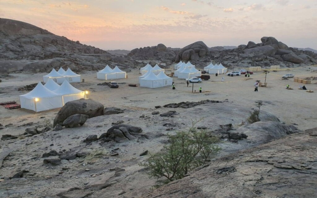 التخييم في وتأمل النجوم