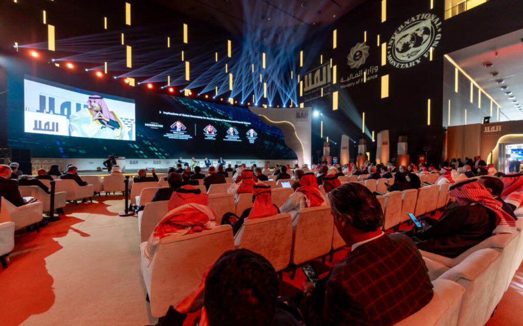 ربط الريال بالدولار