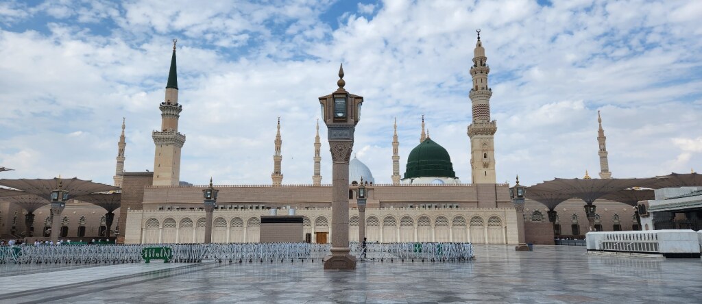 مشروعين استثماريين في القطاعين التجاري والسياحي